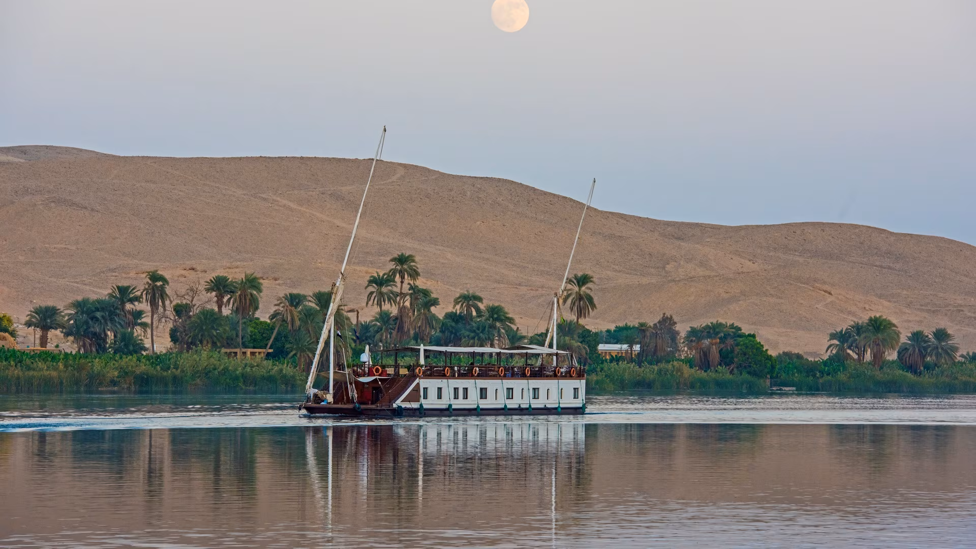 Along the Nile, Égypte by Dahabiya
